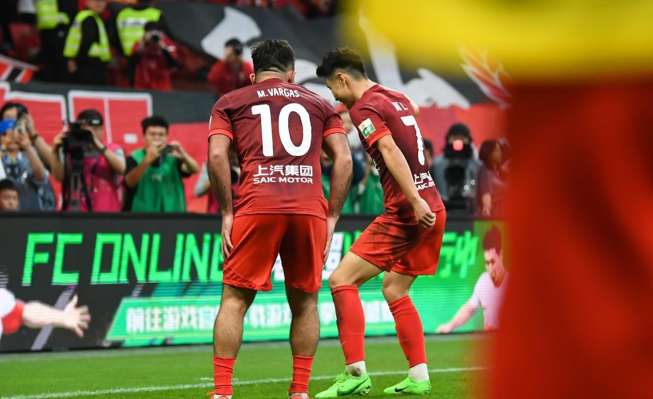 爱游戏体育-足总杯今晨走向成谜，斯图加特豪取连胜，球迷炸锅，身体对抗强度拉满-爱游戏体育